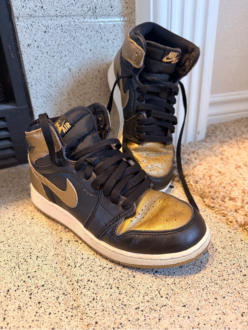 Nike Kids Air Jordan 1 Mid - Black & Metallic Gold
